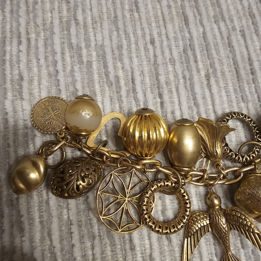 ♡ Lenora Dame Gold-Toned Vintage-Inspired Charm Bracelet ♡ - Picture 10 of 12